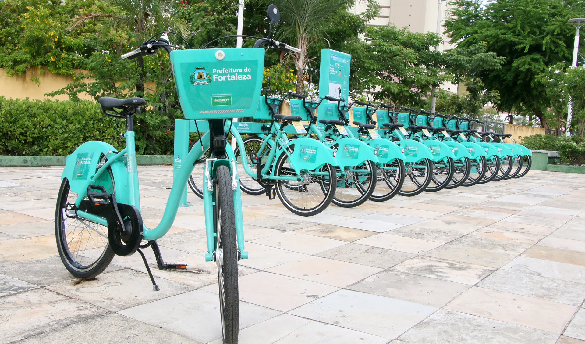 bicicletas estacionadas em estação em cima de calçada
